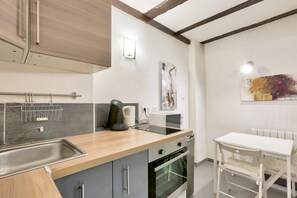 Réfrigérateur, micro-ondes, four, plaque de cuisson