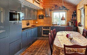 Fridge, microwave, oven, stovetop - 3 bedroom stunning home in Rauland (Rauland)