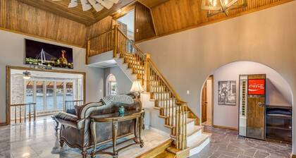 5Bedrooms
7Beds:
3Full Baths
2Full Kitchens
Ask about our additional apartment