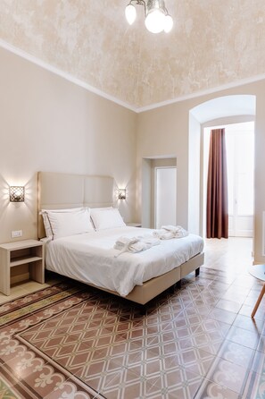 Junior-Suite, Balkon | Hochwertige Bettwaren, Daunenbettdecken, Minibar, Zimmersafe