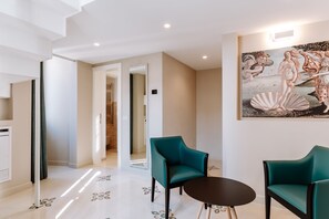 Suite | Wohnbereich | 43-Zoll-Smart-TV mit Digitalempfang