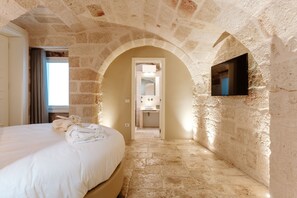 Superior suite | Luxe beddengoed, donzen dekbedden, een minibar, een kluis op de kamer