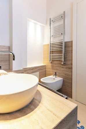 Junior Suite | Bathroom | Shower, rainfall showerhead, free toiletries, hair dryer - Aeris Suite & Relax (Polignano a Mare)