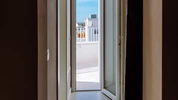 Suite Junior, terrazzo | 1 camera, biancheria da letto di alta qualità, copriletto in piuma