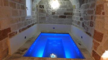 Indoor spa tub