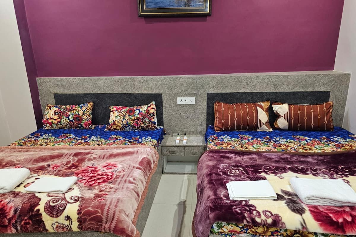 Habitació quàdruple Deluxe, vistes a la ciutat | Escriptori, habitacions insonoritzades, wifi gratuïta i roba de llit 