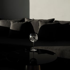 Suite with Heated Plunge Pool | 起居區 | 平面電視
