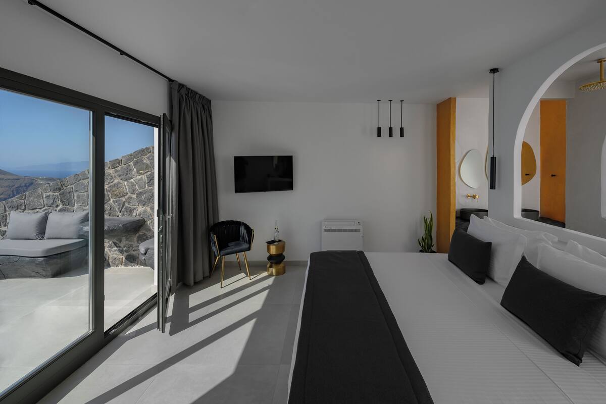 1 bedroom, in-room safe, desk, blackout drapes