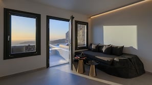 Suite with Heated Plunge Pool | Zona de estar | Una televisión de pantalla plana