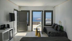 Suite with Heated Plunge Pool | Oppholdsområde | Flatskjerm-TV