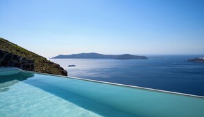 A clear view of a swimming pool with a view of the sea and distant islands. - Arany Terra (Santorini)