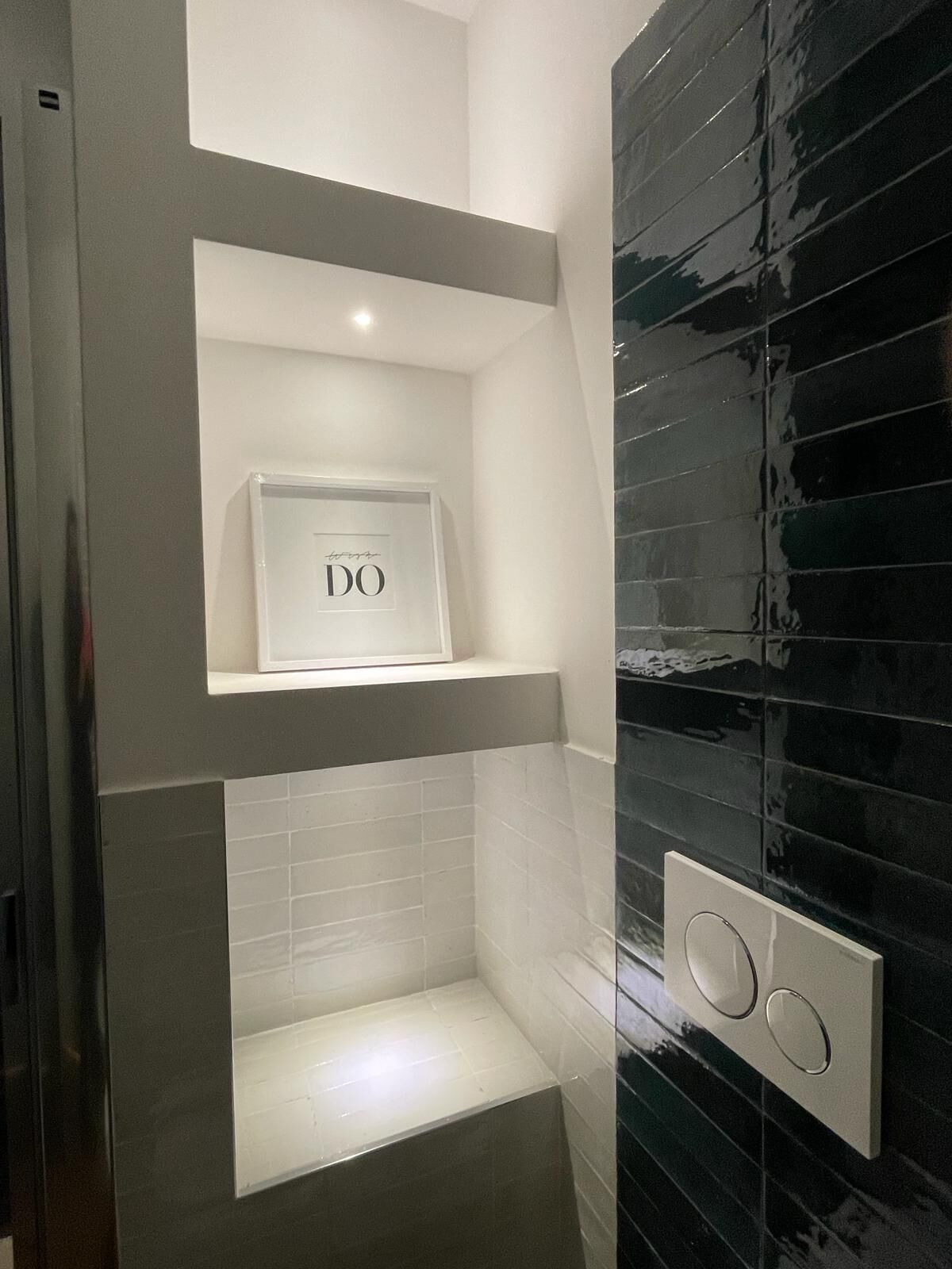 Douche, douche à « effet pluie », sèche-cheveux, bidet