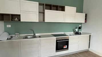 Refrigerador con freezer, microondas, horno, placa de cocina