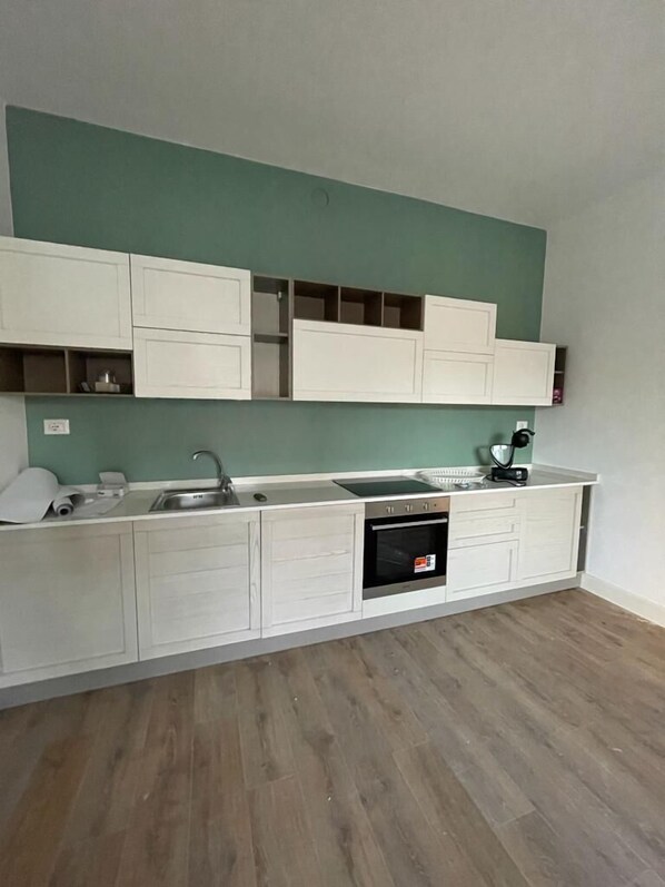 Großer Kühlschrank, Mikrowelle, Ofen, Herdplatte