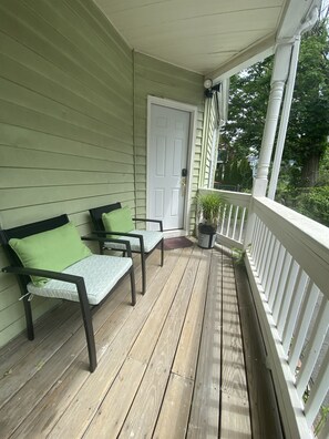 Property grounds - Boston Cozy studio Apt. near Train&Buses ,Parking included (Boston)