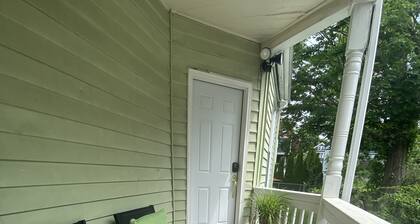 Boston Cozy studio Apt. near Train&Buses ,Parking included