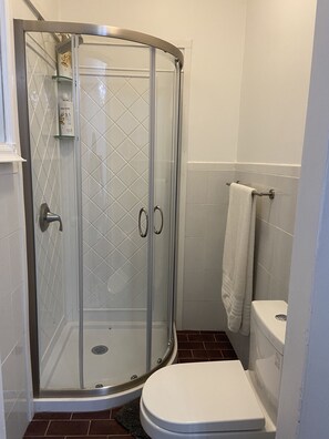 Dusche, umweltfreundliche Kosmetikartikel, Haartrockner, HandtĂŒcher