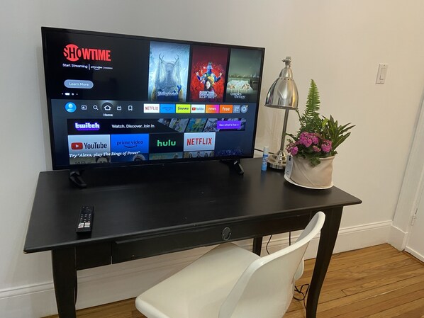 1 bedroom, desk, iron/ironing board, free WiFi - Boston Cozy studio Apt. near Train&Buses ,Parking included (Boston)