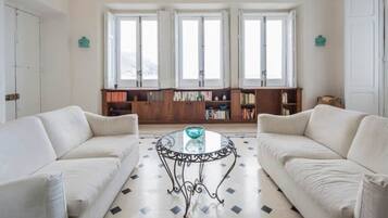 Fernseher, Kamin, Bücher