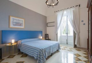 3 soverom, skrivebord, strykejern/-brett og reiseseng for barn