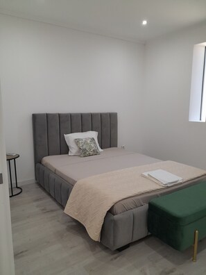 2 bedrooms, iron/ironing board, WiFi, bed sheets - Linda Casa com Piscina, Hidromassagem e Minigolf Para Relaxar (Santar)