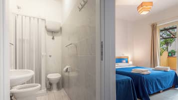 Classic Room | Bathroom | Free toiletries, hair dryer