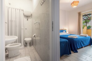 Classic Room | Bathroom | Free toiletries, hair dryer