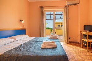 Standard Room | In-room safe, desk, bed sheets - Villaggio La Feluca (Isca sullo Ionio)