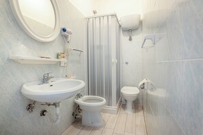 Classic Room | Bathroom | Free toiletries, hair dryer - Villaggio La Feluca (Isca sullo Ionio)