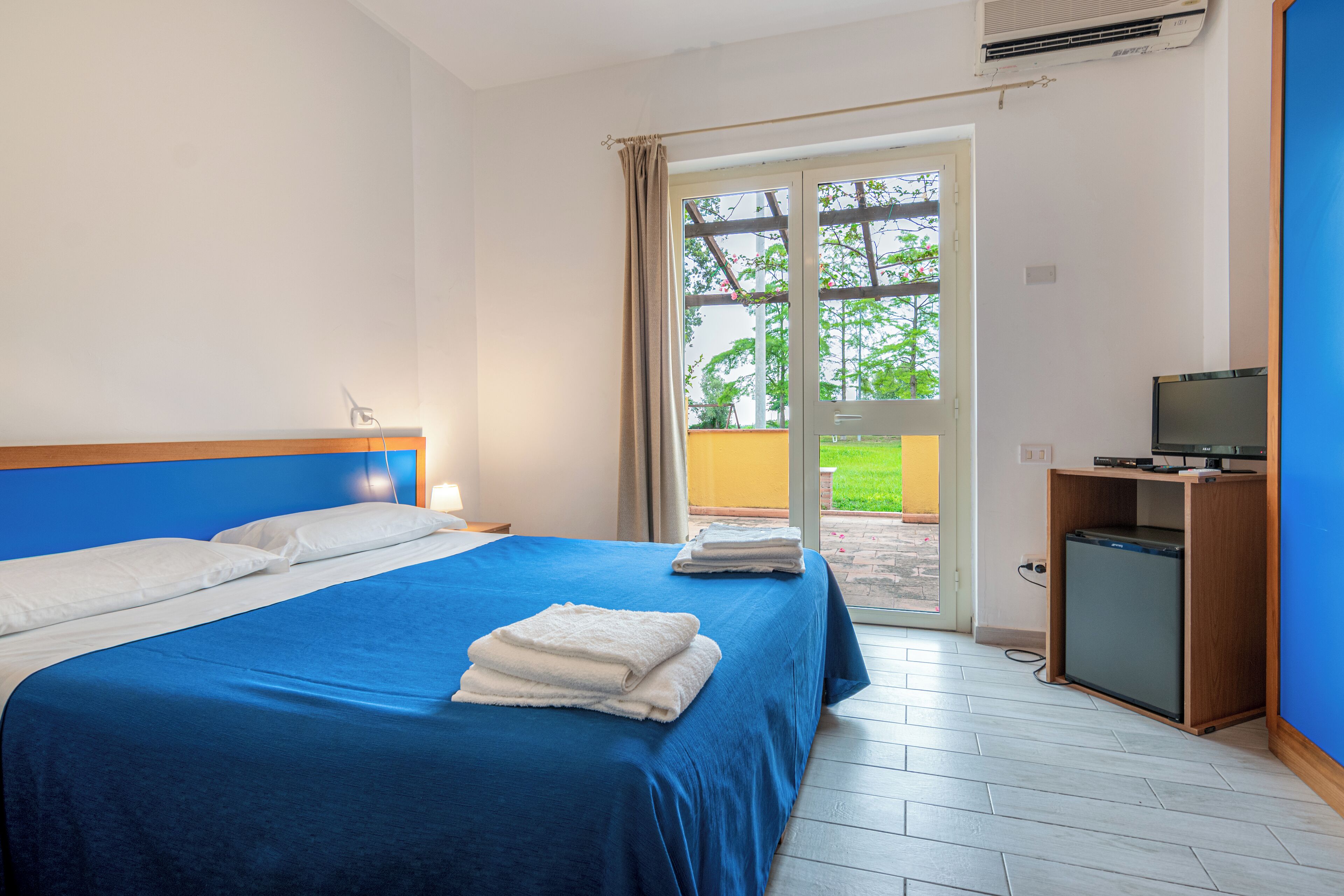 In-room safe, desk, bed sheets