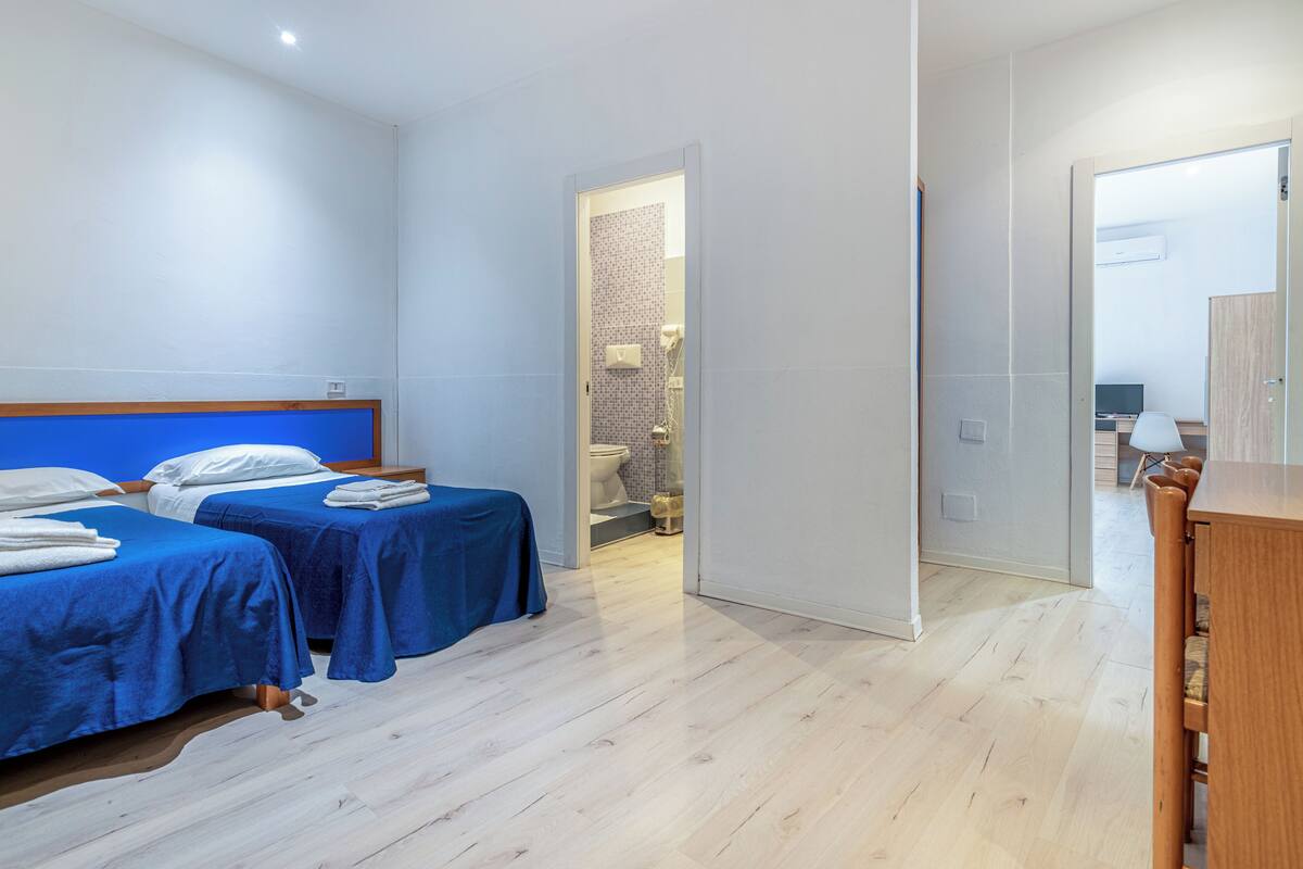 Rom – comfort | Safe på rommet, skrivebord og sengetøy