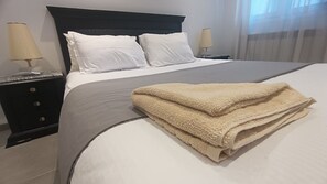 2 soverom, safe på rommet, strykejern/-brett og reiseseng for barn