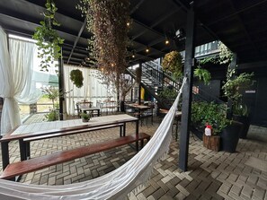 包含每日自助早餐