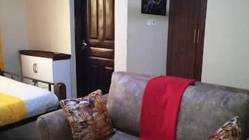 Studio Affaires | Coin séjour | TV connectée de 24 pouces avec chaßnes numériques