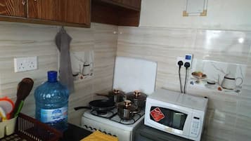 Business Studio | Private kitchen | Fridge, microwave, cookware/dishes/utensils