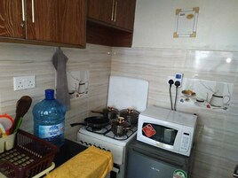 Estudio Business | Cocina privada | Frigorífico, microondas y utensilios de cocina