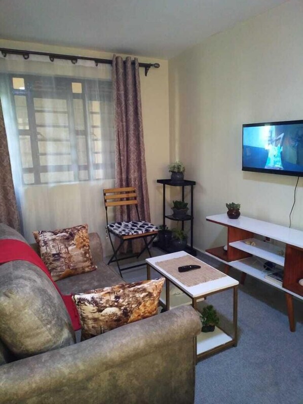 Studio Affaires | Coin séjour | TV connectée de 24 pouces avec chaînes numériques