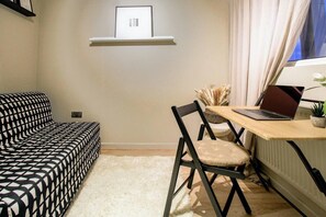 Apartment | Interior - 2 bed Apartment 3 Mins Walk to Limehouse Station (London)