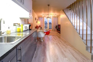 Appartement | Cuisine privée | Réfrigérateur, micro-ondes, four, plaque de cuisson