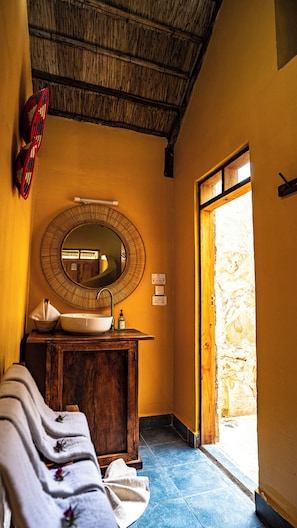 Chambre Luxe | Salle de bain | Douche, articles de toilette gratuits, serviettes fournies, savon