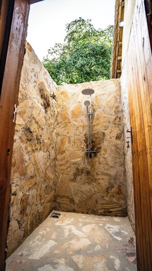 Dusj, toalettartikler (inkludert), håndklær og såpe