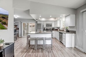 雪櫃、微波爐、焗爐、爐具