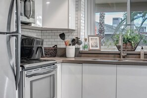 Réfrigérateur, four à micro-ondes, un four, surface de cuisson