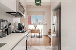 Frigorífico, microondas, horno y placa de cocina