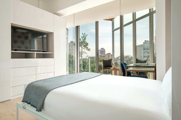 1 bedroom, desk, travel cot, WiFi