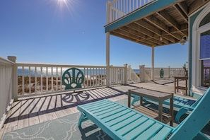 Terrace/patio - Gorgeous beachfront property with an expansive back deck and perfect Gulf views! (Gulf Shores)