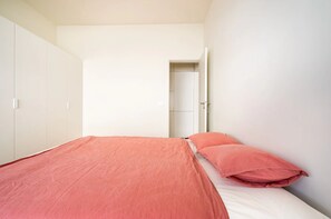 1 bedroom, iron/ironing board, Internet, bed sheets - Aesthetic 1-Bed Apt With Balcony | Nearby Beaches (Trafaria)