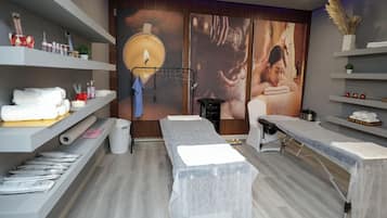 Sauna, tina de hidromasaje, baño de vapor y masajes