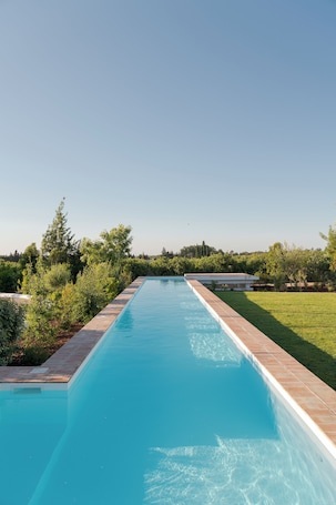 2 piscinas al aire libre, sombrillas, sillones reclinables de piscina