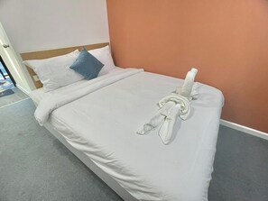 Standard Studio, 1 Queen Bed, Garden View | Desk, free WiFi, bed sheets - Nomads Homestay Sriracha (Si Racha)